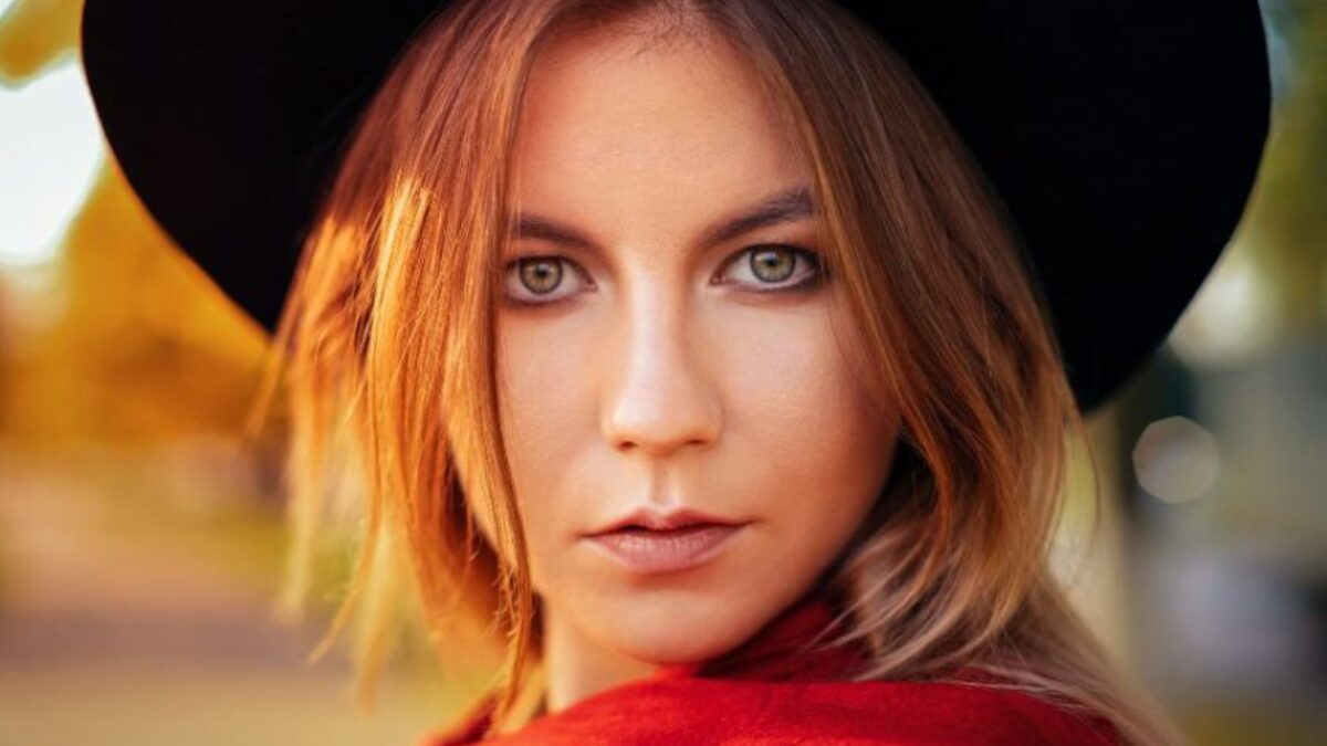 ¿Cuántas personas existen con ojos rojos?