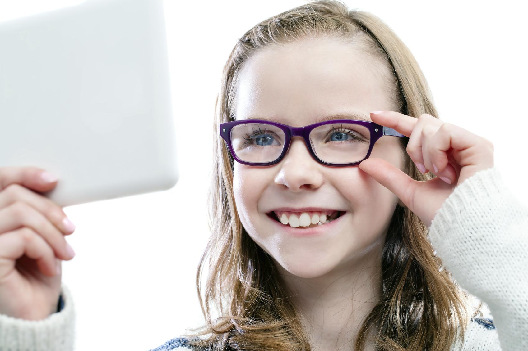 Ухудшение зрения у подростков. Подросток в очках. Дети в очках. Девочка в очках. Детки в очках для зрения.