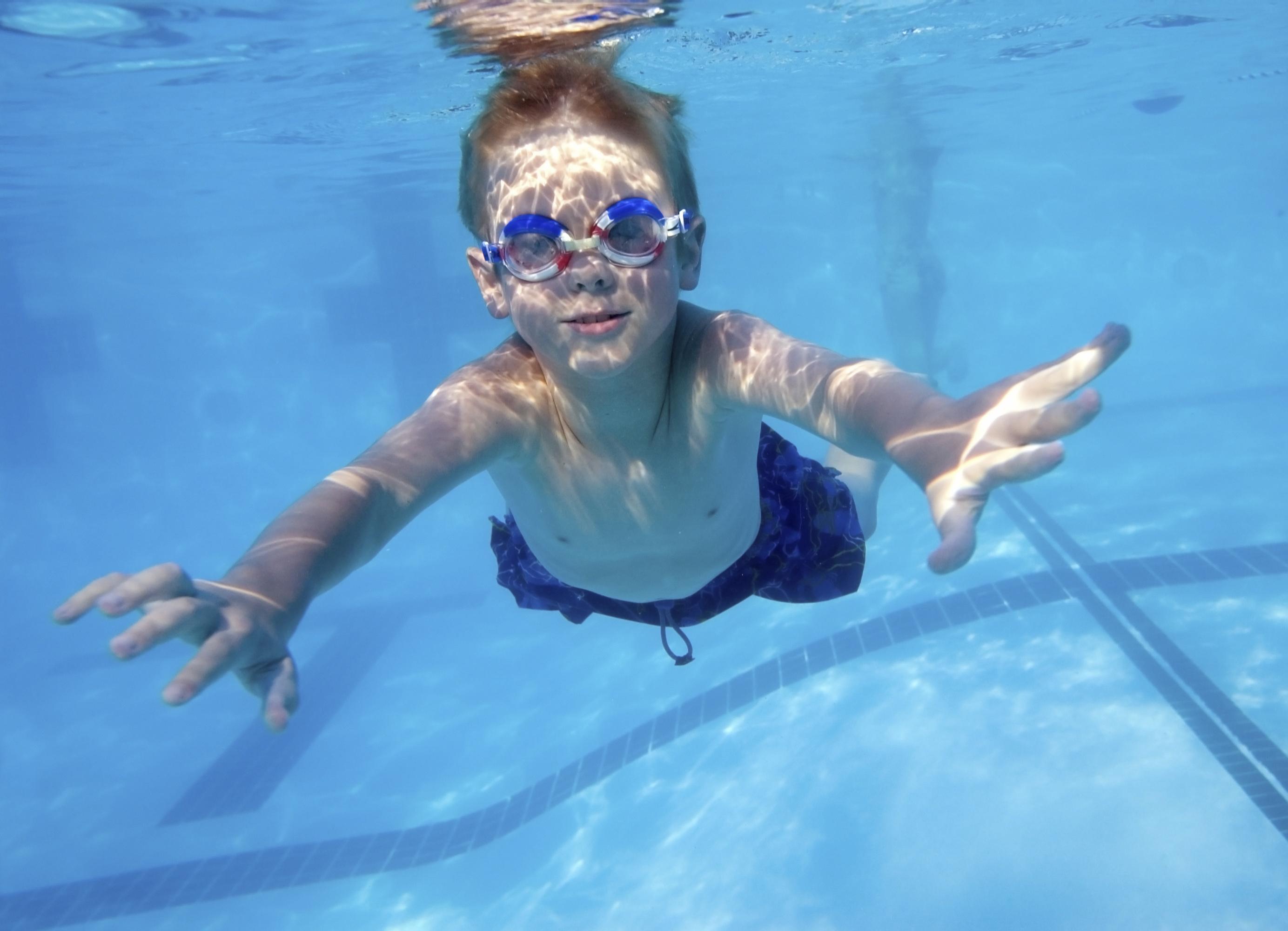 Niño buceando con gafas de natación