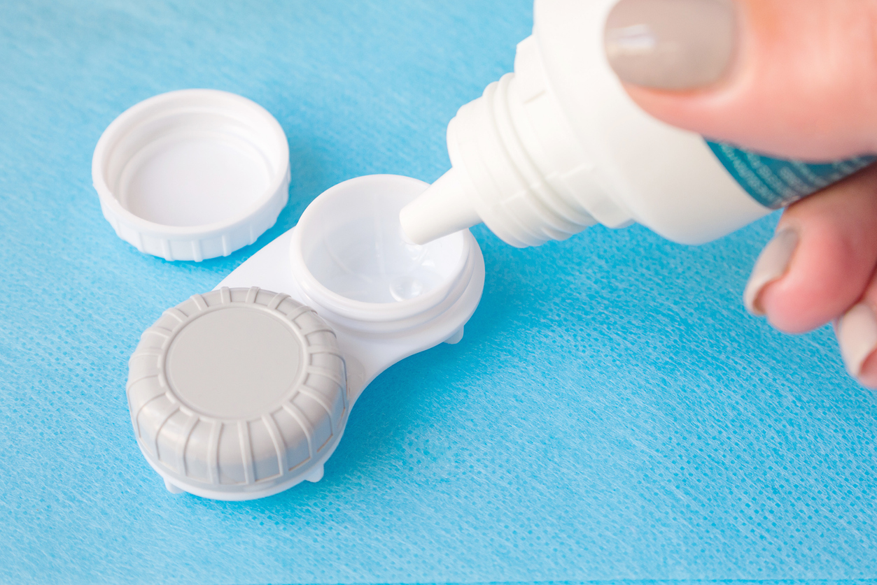 germen Nido puntada Consejos para limpiar tu estuche de lentillas - Blog de Clínica Baviera