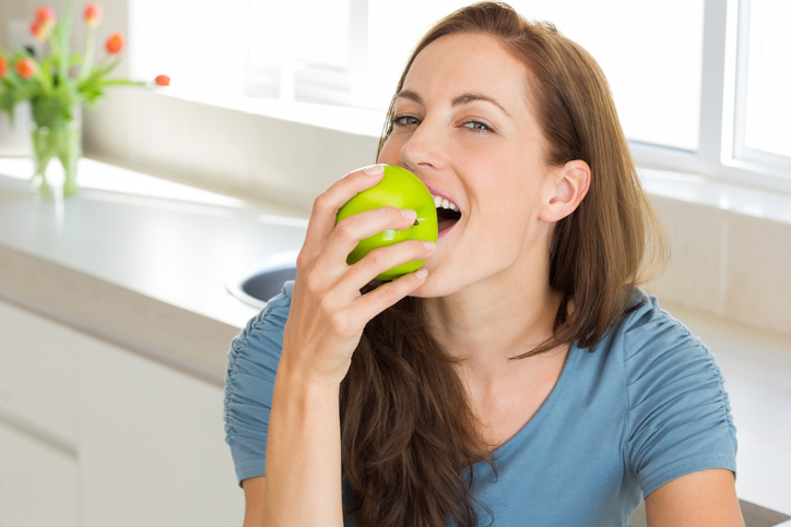 Resultado de imagen para comiendo manzana