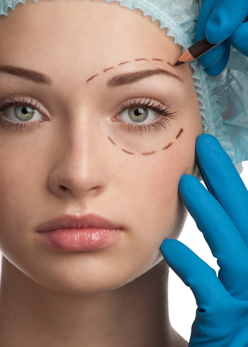 Mujer de ojos verdes preparada para el quirófano