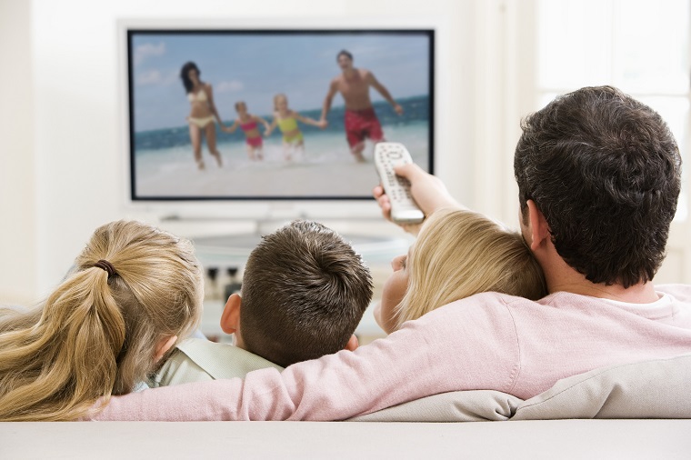 Resultado de imagen de familia mirando la tele