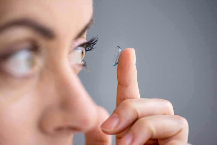 Mujer poniéndose las lentillas
