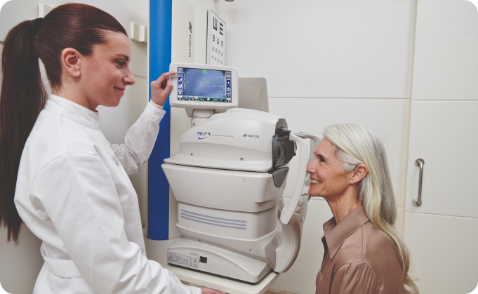 auxiliar y paciente madura de cataratas durante una prueba oftalmológica
