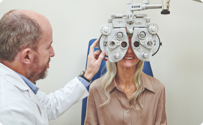 médico y mujer madura con cataratas durante una prueba oftalmológica