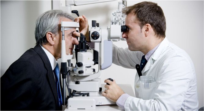 Revisin oftalmolgica con lmpara de hendidura
