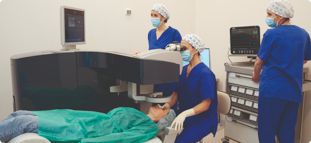 vista general del quirófano durante una cirugía oftalmológica