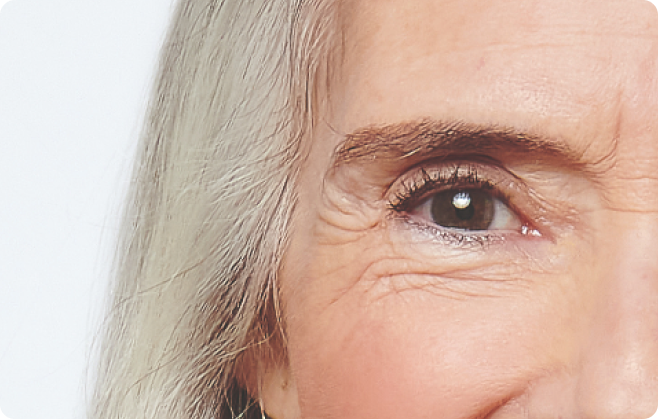 auxiliar y hombre maduro canoso durante una prueba oftalmológica