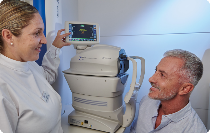 primer plano ojo marrón de mujer con canas