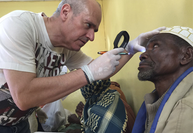 Dra. Stephanie Rohrweck revisando a un paciente durante un viaje solidario