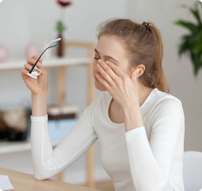 ojo de mujer rubia joven con el pelo recogido