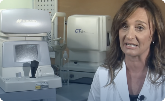 ojo de mujer rubia joven con el pelo recogido