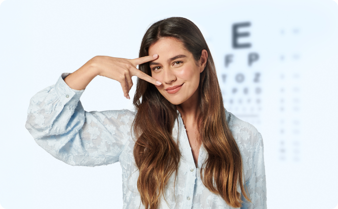 primer plano chica joven haciendo gesto de la victoria con optotipo