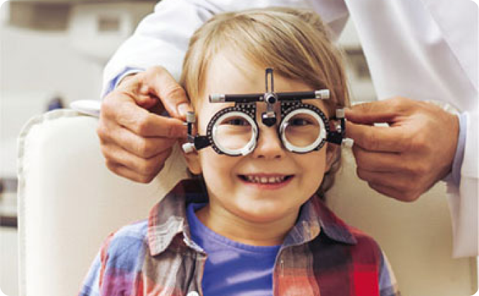 niño con camisa a cuadros durante una prueba para medir graduación