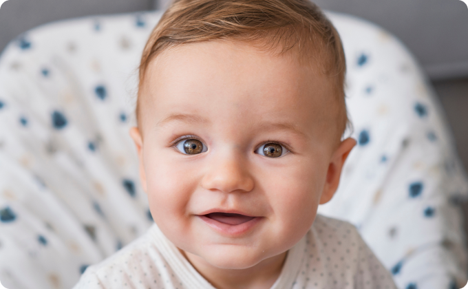 bebé mirando a la cámara