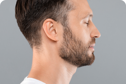 primer plano hombre joven de perfil con los ojos cerrados