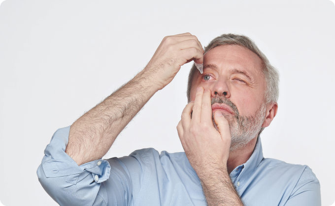 primer plano ojo azul mientras se instila un colirio