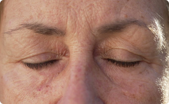 primer plano mujer madura con pecas con los ojos cerrados