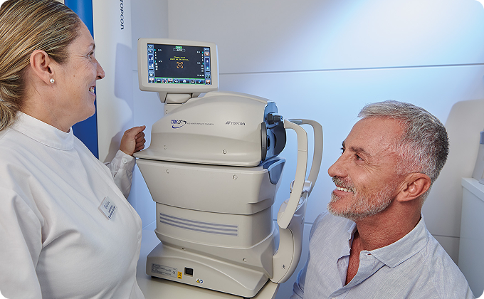 auxiliar y paciente hombre maduro después de prueba oftalmológica