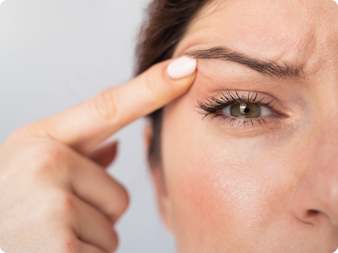 mujer abriéndose el ojo con un dedo