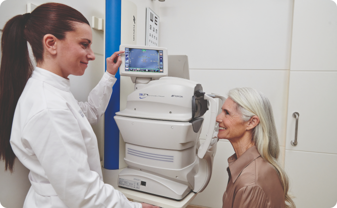 auxiliar y mujer madura con pelo canoso durante una prueba oftalmológica