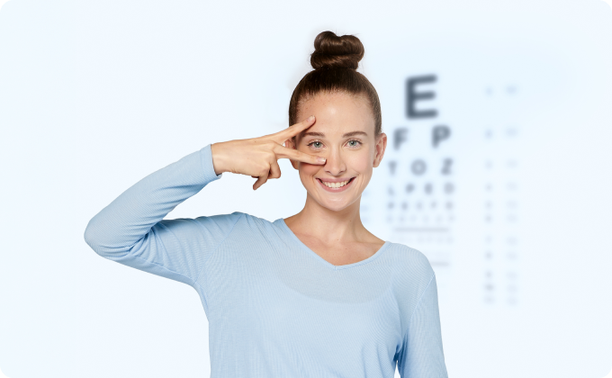 hombre joven con jersey gris haciendo la señal de la victoria sobre un ojo