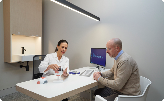 oftalmóloga y paciente durante una consulta