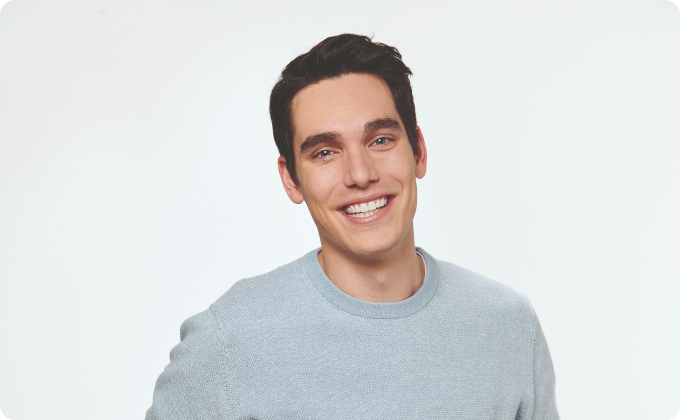 hombre joven con jersey gris