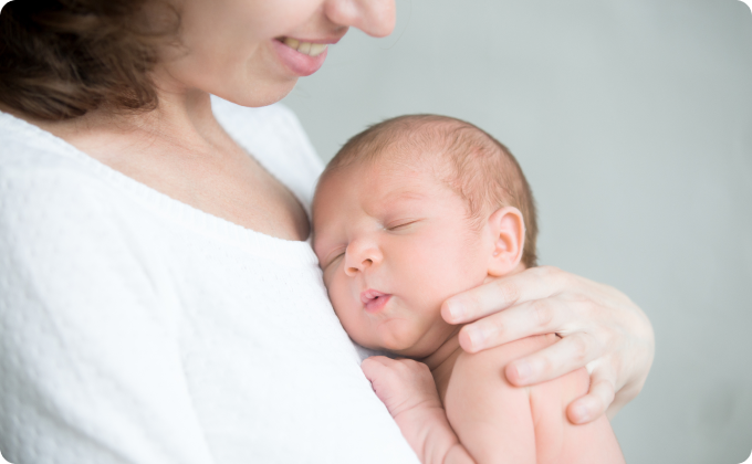 mujer con recién nacido en brazos