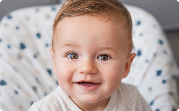 bebé mirando a la cámara