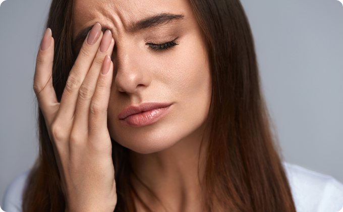mujer joven con migraña