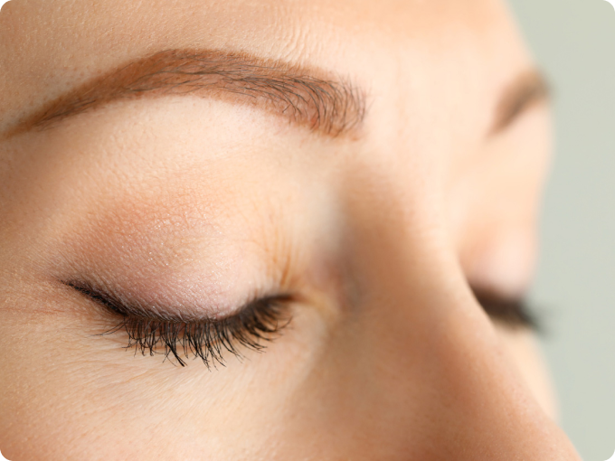 primer plano perfil de mujer con los ojos cerrados