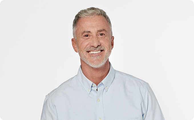 paciente canoso con camisa blanca y chaqueta gris