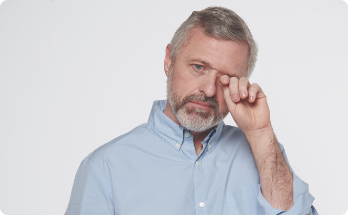 hombre maduro frotándose un ojo