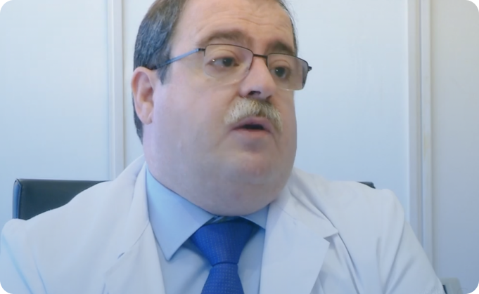 Imagen del Dr. Carlos Laria explicando en que consiste el estrabismo