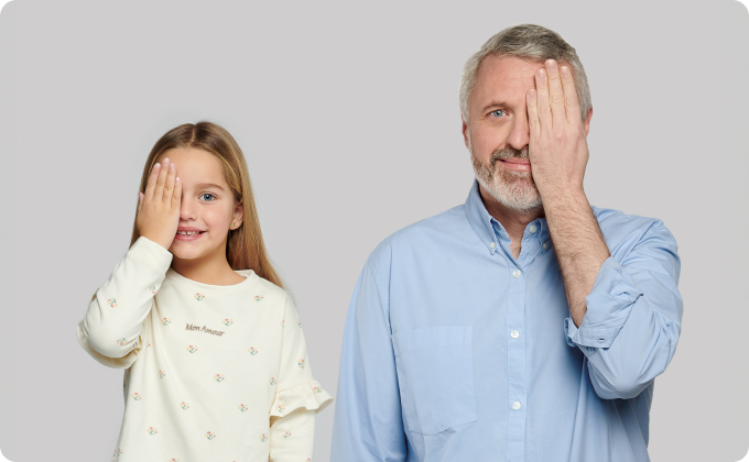 niña y hombre maduro tapándose un ojo