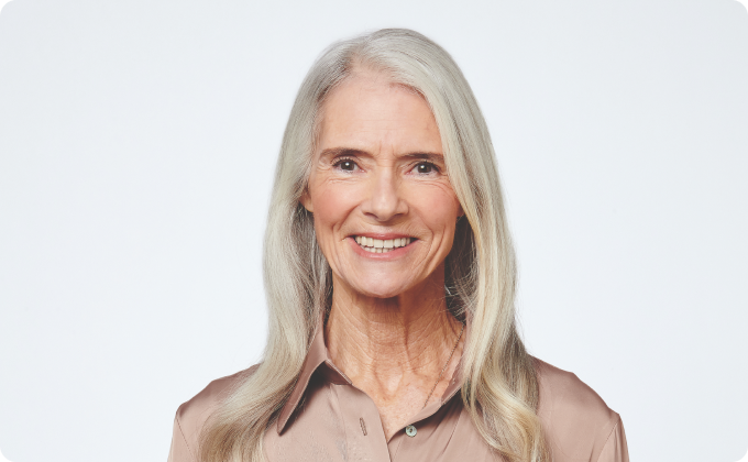 primer plano ojos marrones de una mujer canosa con el pelo largo