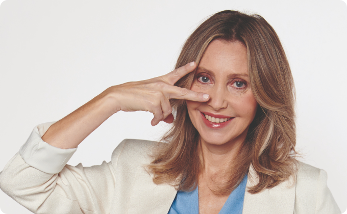 mujer madura haciendo gesto de la victoria