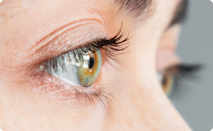 primer plano ojos mujer color miel