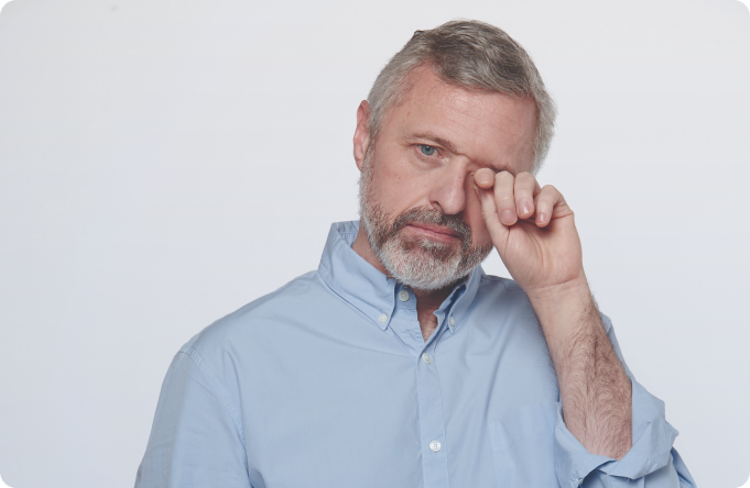 hombre maduro frotándose un ojo