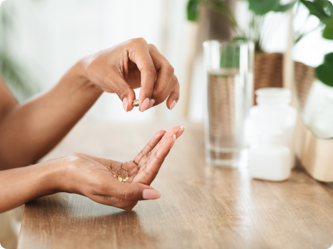 manos sujetando unas píldoras