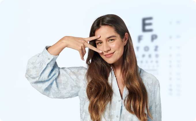 chica joven haciendo gesto de la victoria con optotipo