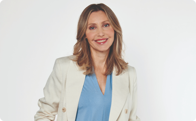 mujer madura con camiseta azul y chaqueta blanca