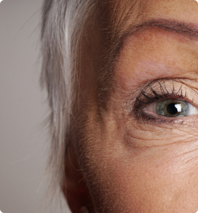 primer plano ojo azul mujer con pelo blanco