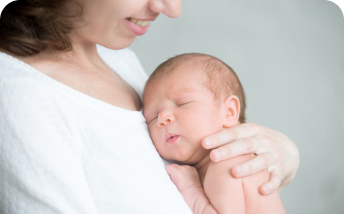 mujer con recién nacido en brazos