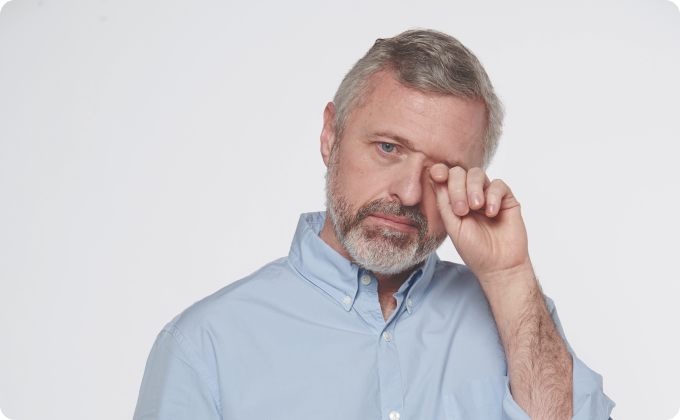 hombre maduro frotándose un ojo