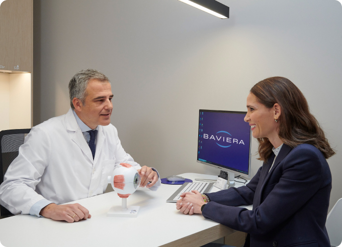 oftalmóloga y paciente durante una consulta