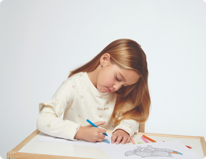 niña rubia dibujando