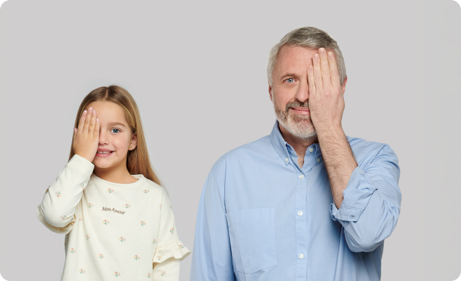 niña y hombre maduro tapándose un ojo